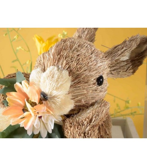 Décoration de Pâques: lapin en fibre naturelle allongé avec fleur -